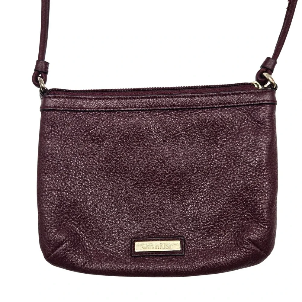 Calvin Klein Burgundy Pebbled Leather Crossbody Bag H3DEA1KF CHQS3228 Gold‎ Logo